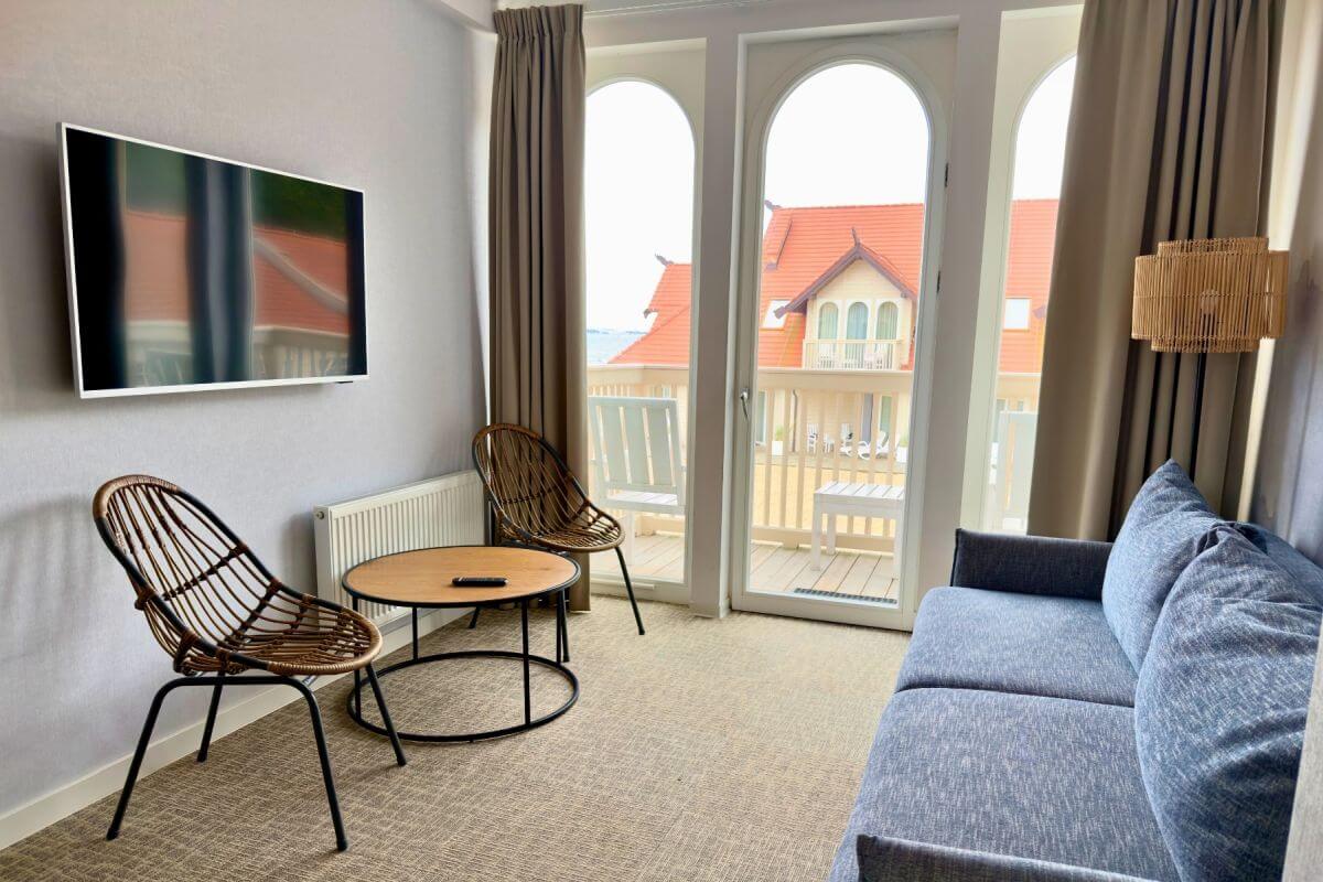 Apartament z bocznym widokiem na morze deluxe 004