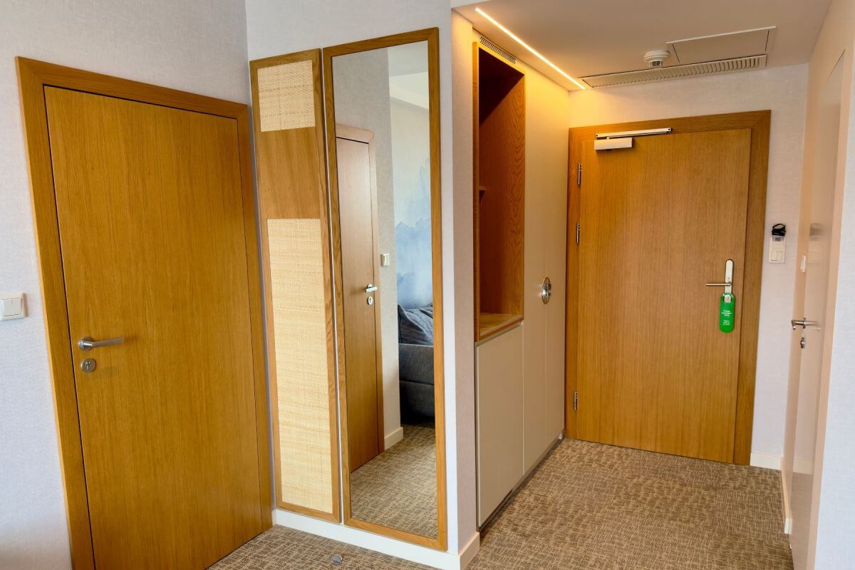 Apartament z bocznym widokiem na morze deluxe 005
