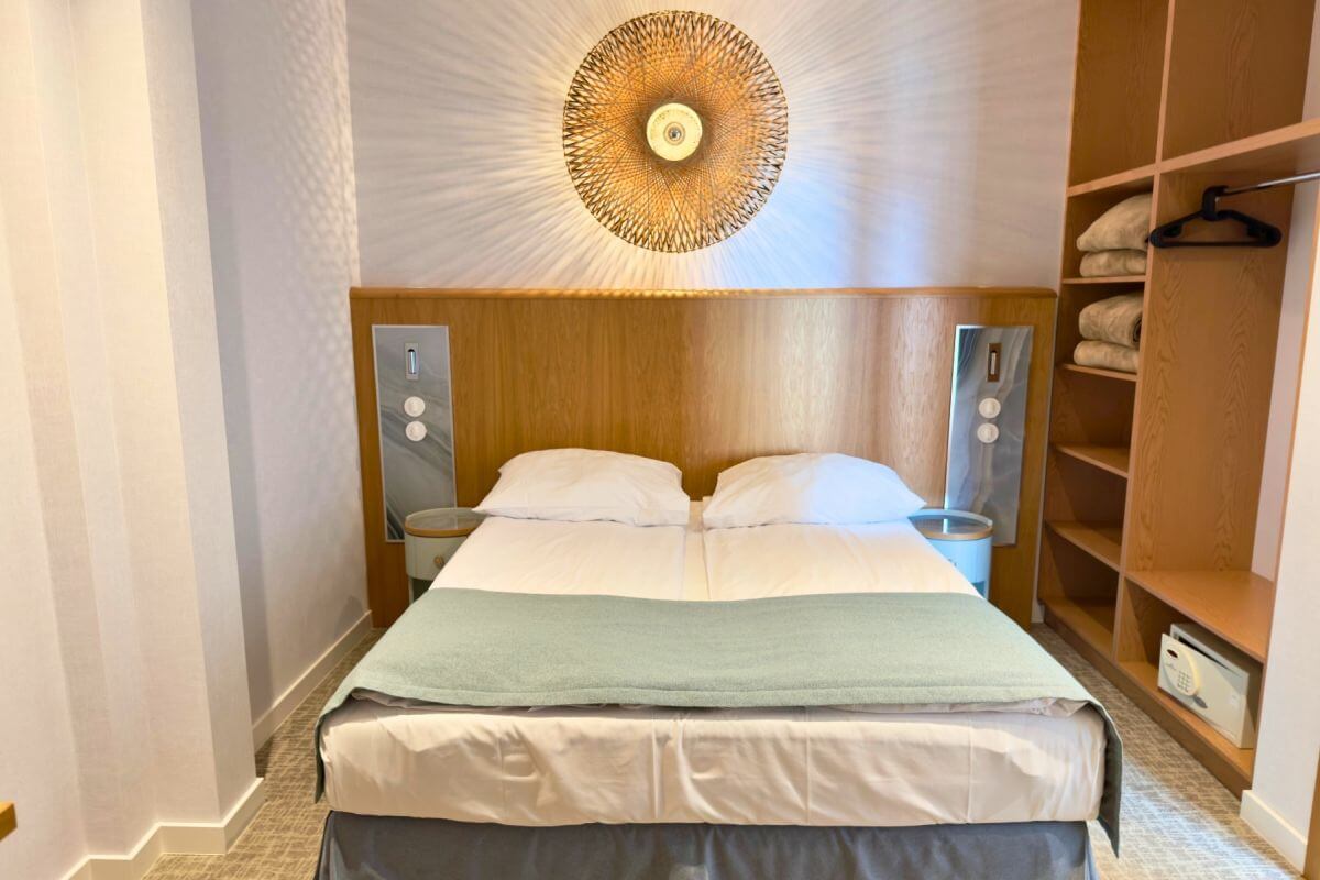 Apartament z bocznym widokiem na morze deluxe 006