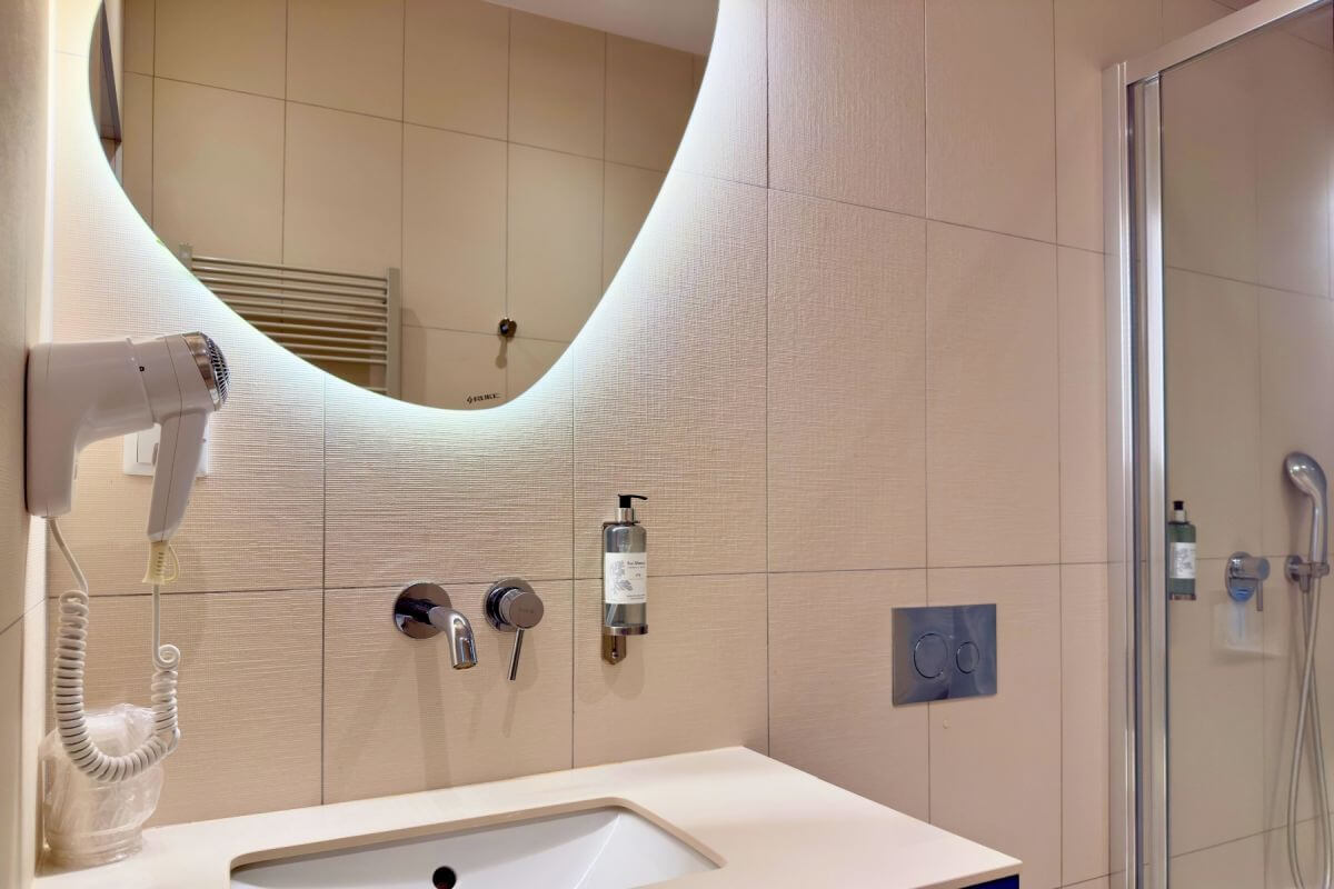 Apartament z bocznym widokiem na morze deluxe 009