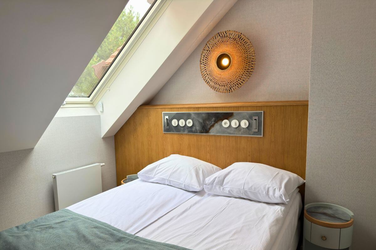 Apartament z bocznym widokiem na morze deluxe 010