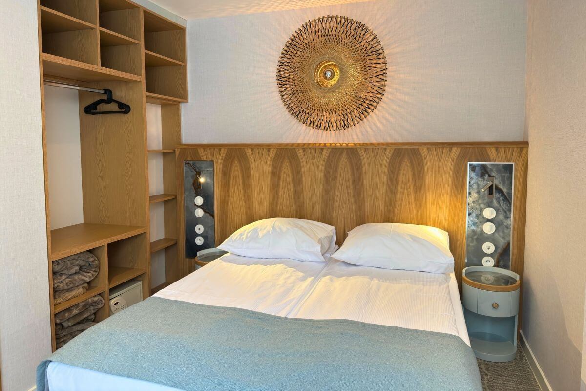 Apartament z bocznym widokiem na morze deluxe 011