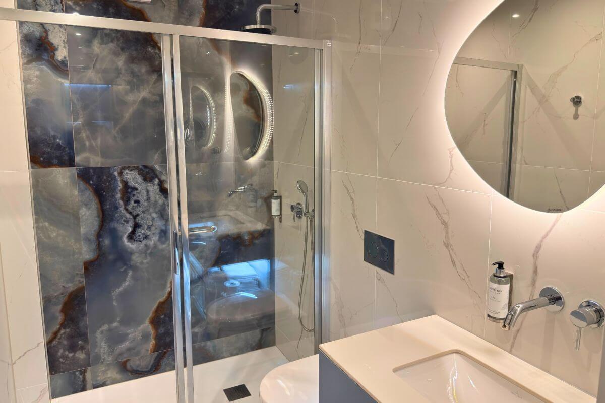 Apartament z bocznym widokiem na morze deluxe 013