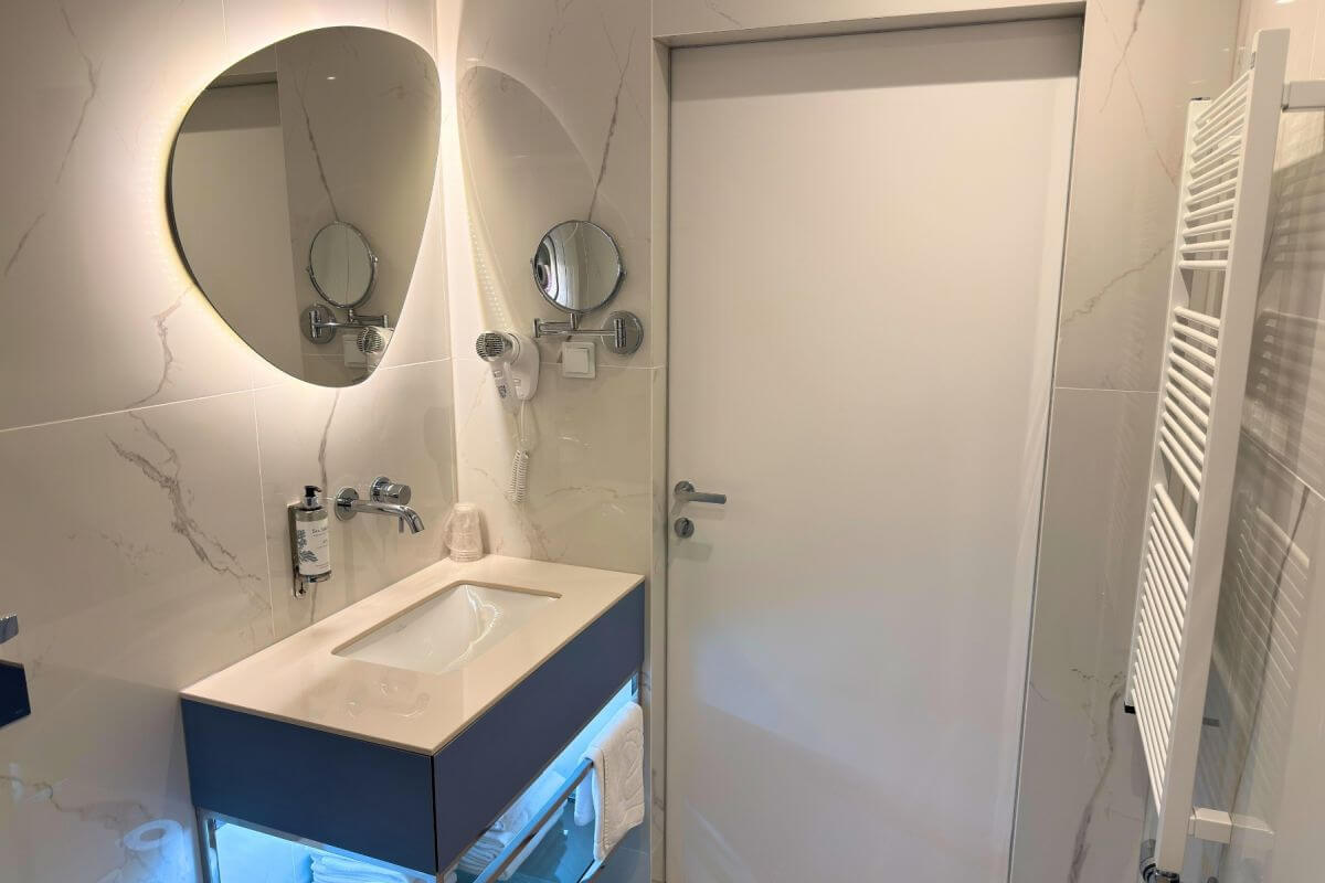 Apartament z bocznym widokiem na morze deluxe 014